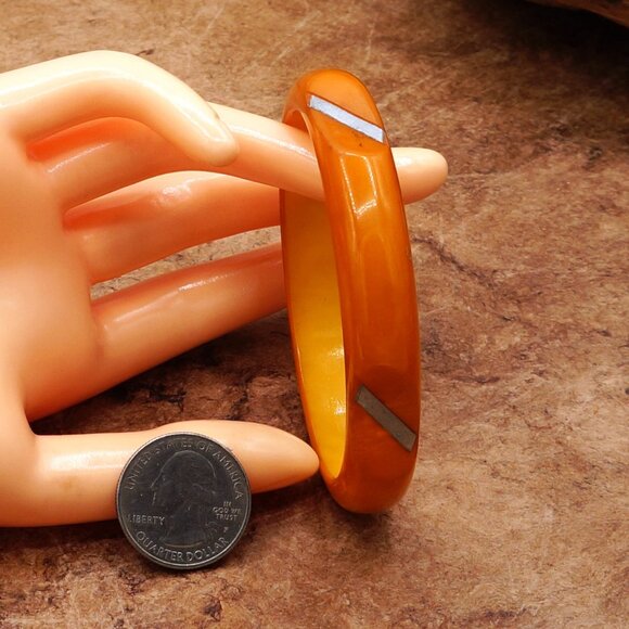 1930-50 Vintage Bakelite Butterscotch Orange Carved Bangle W/ Metal Inlay 8 Inch - Picture 3 of 12